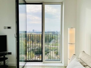 TV, books, stereo, offices - Elegant City Penthouse, With Stunning Park Views (London)