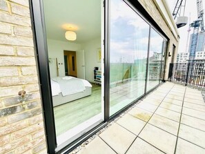 2 bedrooms, iron/ironing board, travel cot, WiFi - Elegant City Penthouse, With Stunning Park Views (London)