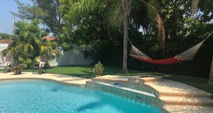 Heated/Pool/Ping Pong/ Foosball/Gym/Walk 2 Beach