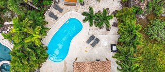 NEW/Tropical Yard/Heated Pool/Firepit/Game room!