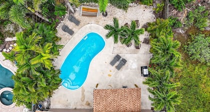 NEW/Tropical Yard/Heated Pool/Firepit/Game room!