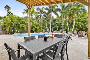 Outdoor dining - NEW/Tropical Yard/Heated Pool/Firepit/Game room! (Indian Rocks Beach)