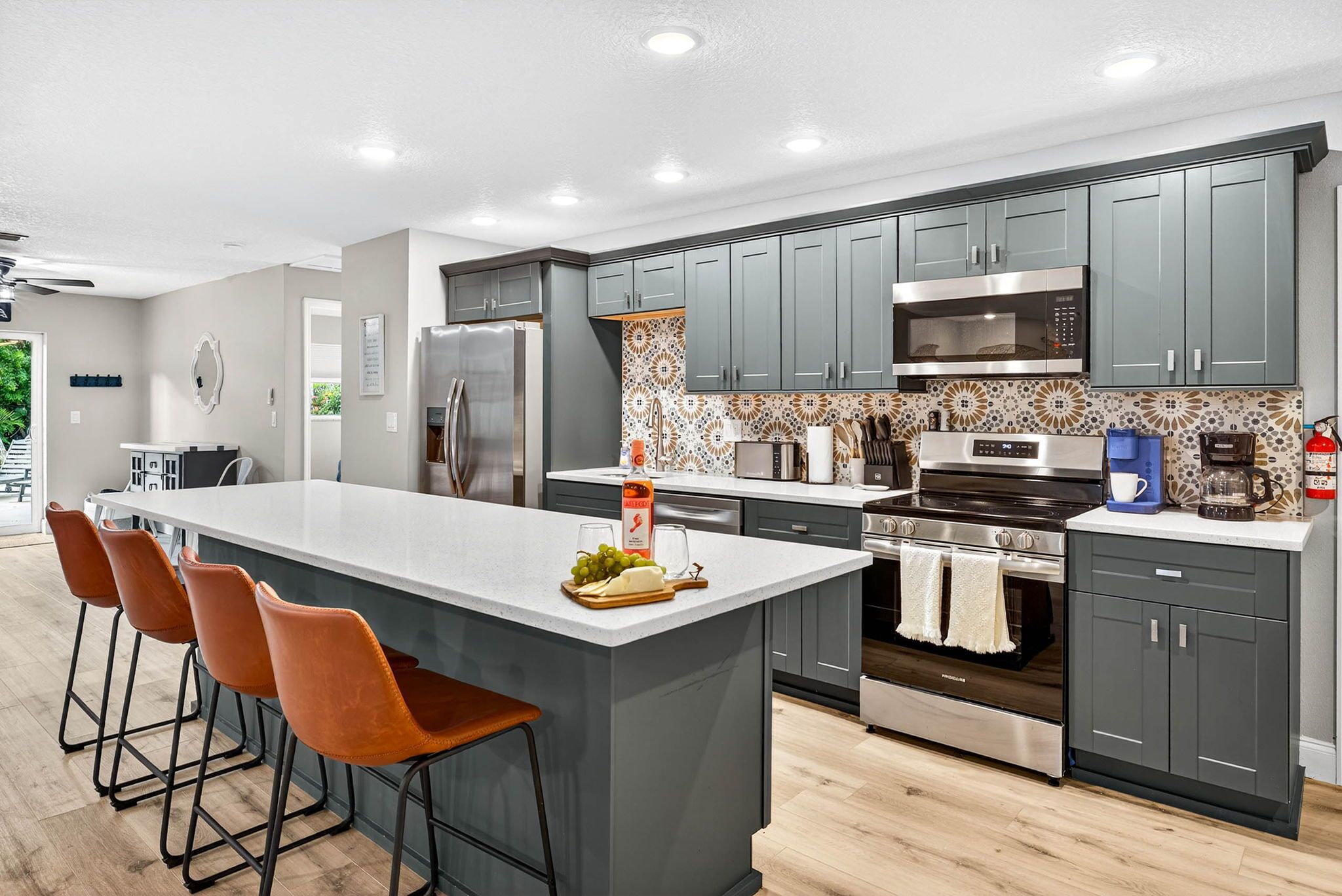 Refrigerador, microondas, horno y parrilla de estufa 