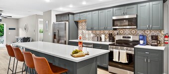 Tropical Yard/Heated Pool/Firepit/Game room/Beach