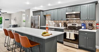 Tropical Yard/Heated Pool/Firepit/Game room/Beach