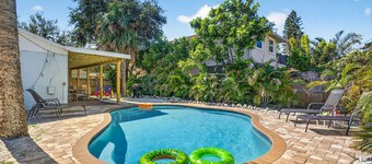 Heated Pool/2 min walk 2 the Beach/Sleeps 9/Cute