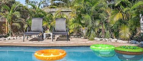 حمّام سباحة مُدفَّأ