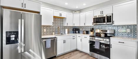 Frigorífic, microones, forn i placa de cuina