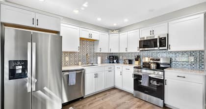 Heated Pool/2 min walk 2 the Beach/Sleeps 9/Cute