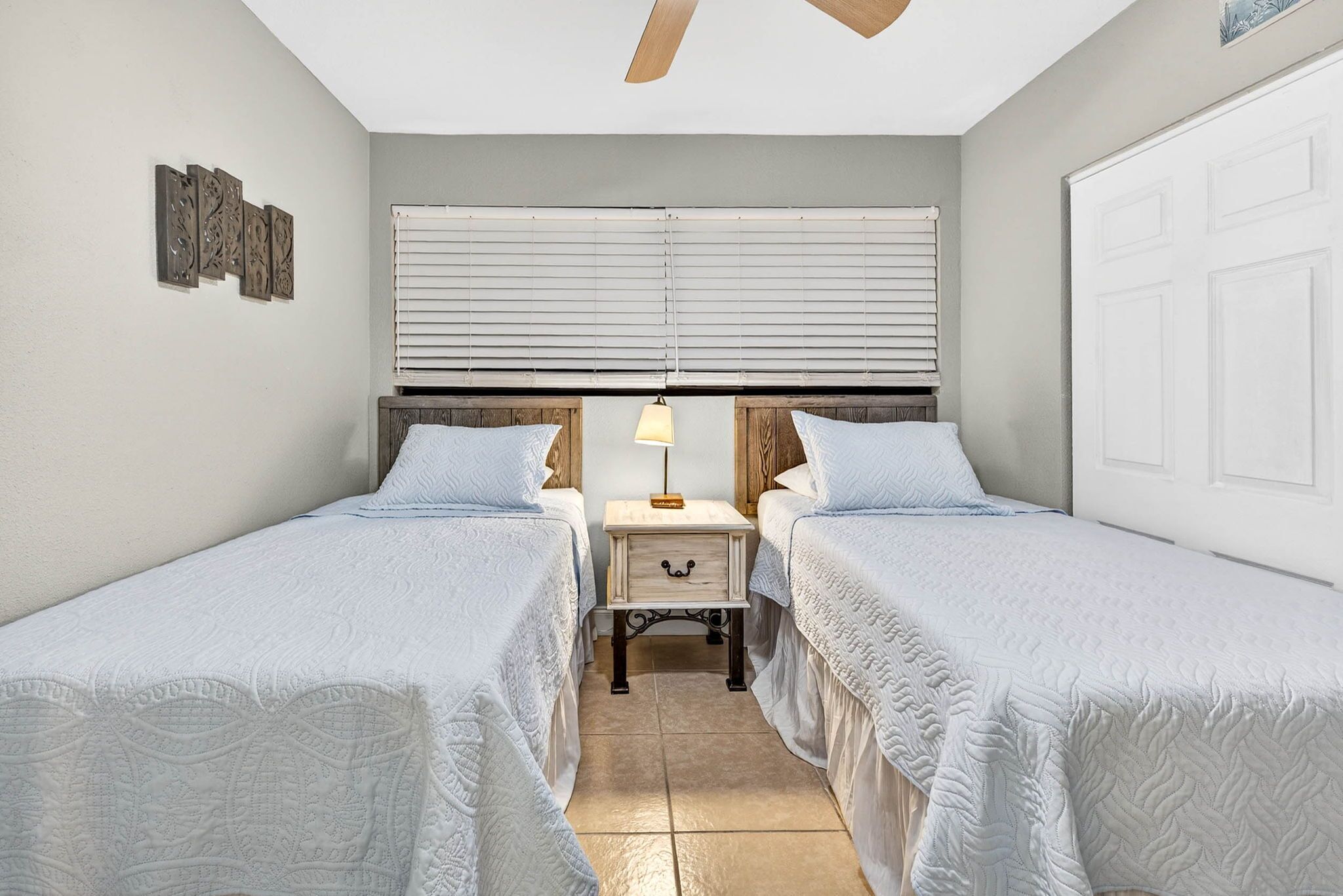 5 quartos, ferros/tábuas de passar roupa, berço de viagem