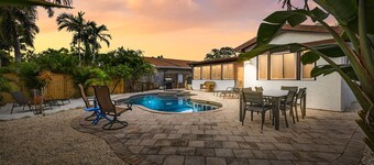 Tropical Backyard/Heated Pool/Arcade/shuffleboard