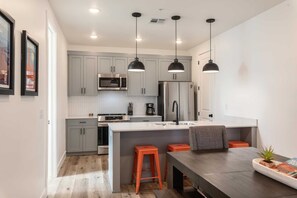 Réfrigérateur, four à micro-ondes, un four, surface de cuisson