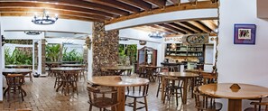 Se sirven desayunos, comidas, cenas y cocina local con vista al jardín