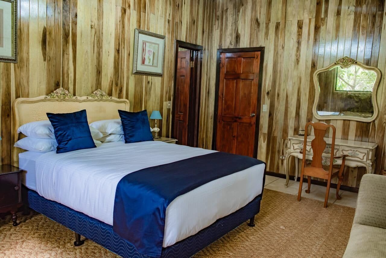 Perhehuvila, 2 makuuhuonetta | Ylelliset vuodevaatteet, Select Comfort -patjalliset sängyt