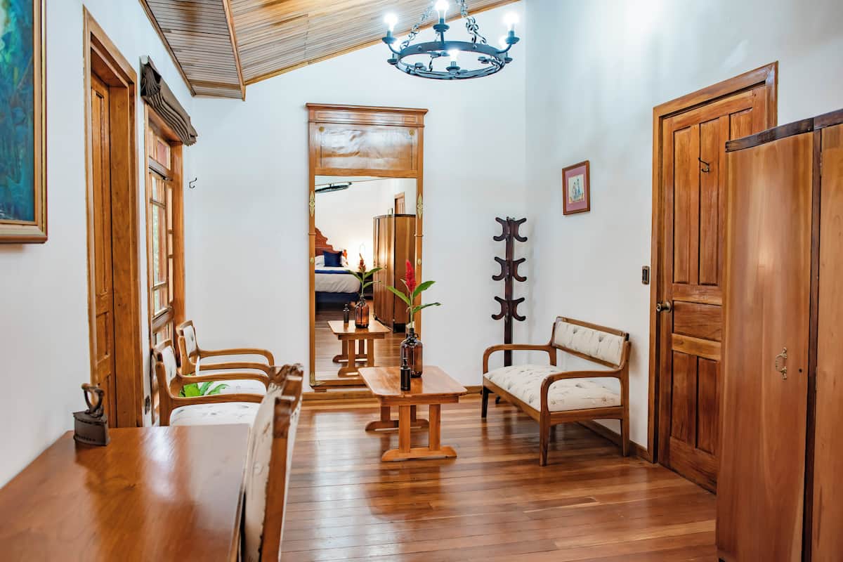 Kombination af bruser/badekar, hårtørrer, håndklæder, Sæbe