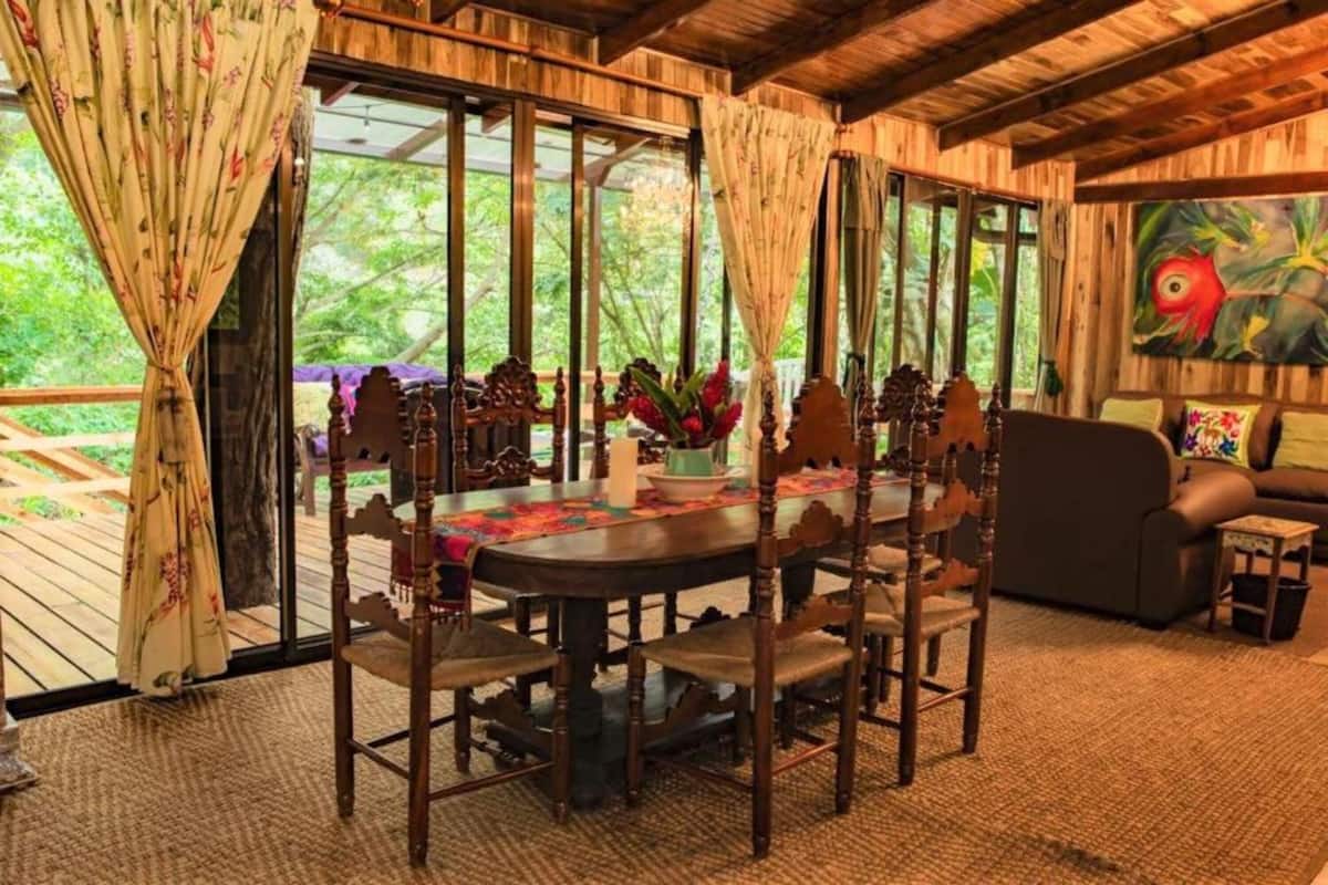 Familienvilla, 2 Schlafzimmer | Essbereich im Zimmer