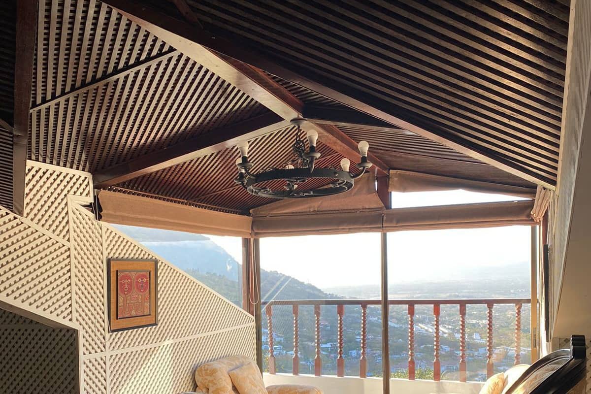 Kombinert dusj/badekar, hårføner, håndklær og såpe