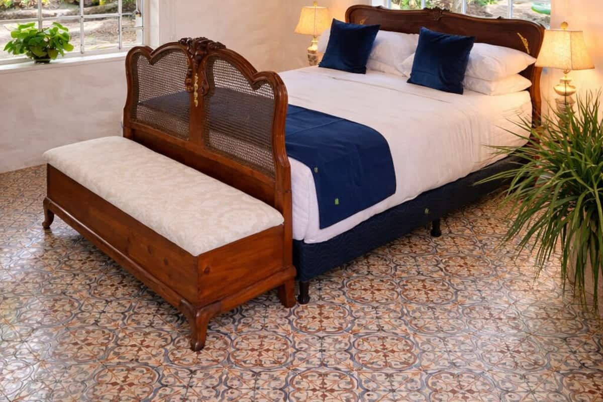 Luksus-dobbeltrom, 1 queensize-seng | Sengetøy av topp kvalitet og senger med Select Comfort-madrass