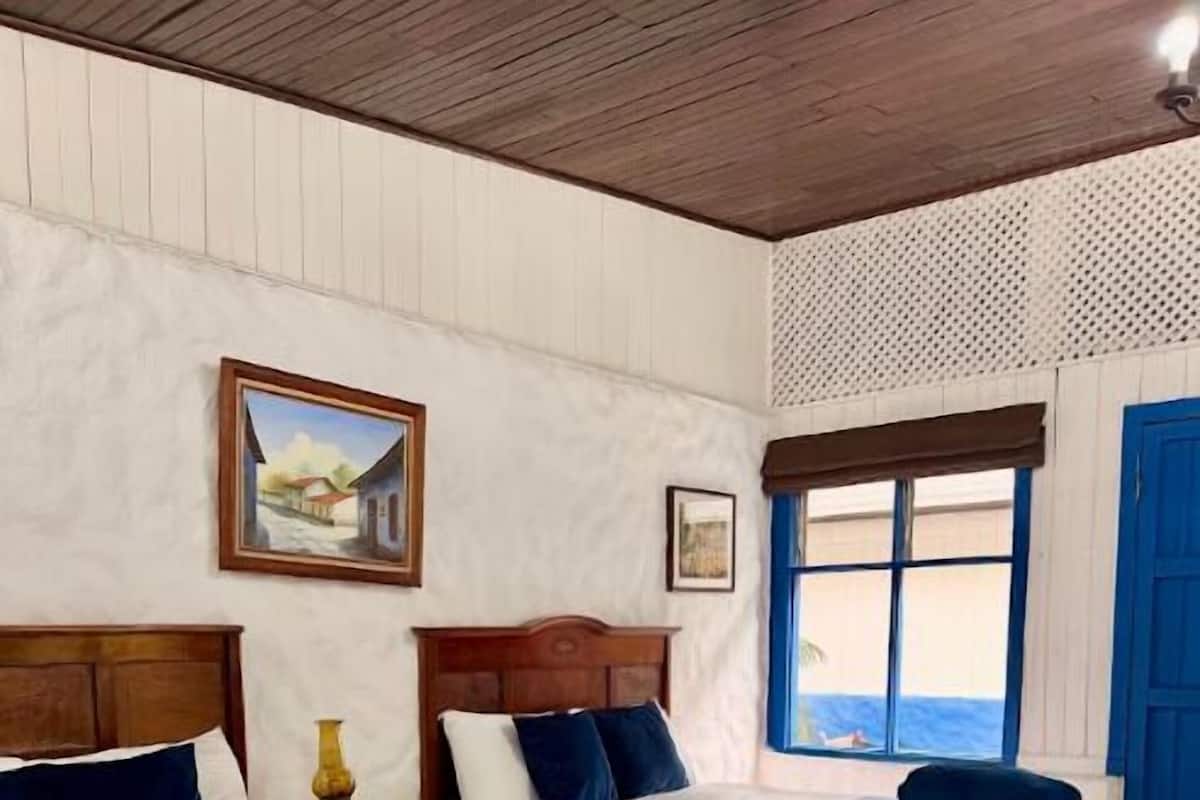 Habitación doble estándar | Ropa de cama de alta calidad y camas Select Comfort