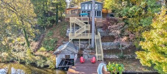 **Family Retreat w/ Lake FRONT View (4bdr)