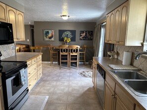 Refrigerador, microondas, horno y parrilla de estufa 