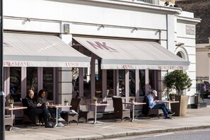 Outdoor dining - Cromwell Road II by onefinestay (London)