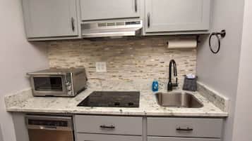 Coffee/tea maker, fridge, microwave, stovetop