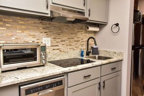 Geladeira, micro-ondas, cooktop, lava-louças