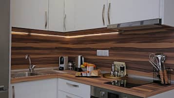 Coffee/tea maker, cookware/dishes/utensils