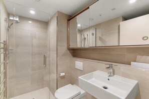 Shower, hair dryer, towels - La Residence du Parc - 7 (Queenstown)