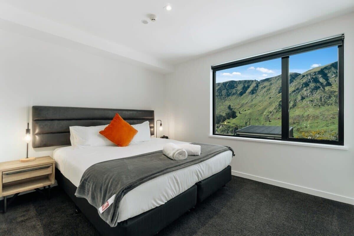 2 bedrooms, desk, iron/ironing board, WiFi