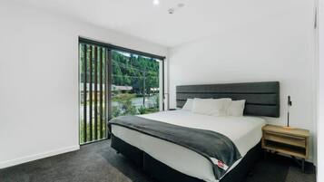 2 bedrooms, desk, iron/ironing board, WiFi