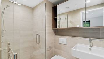Shower, hair dryer, towels