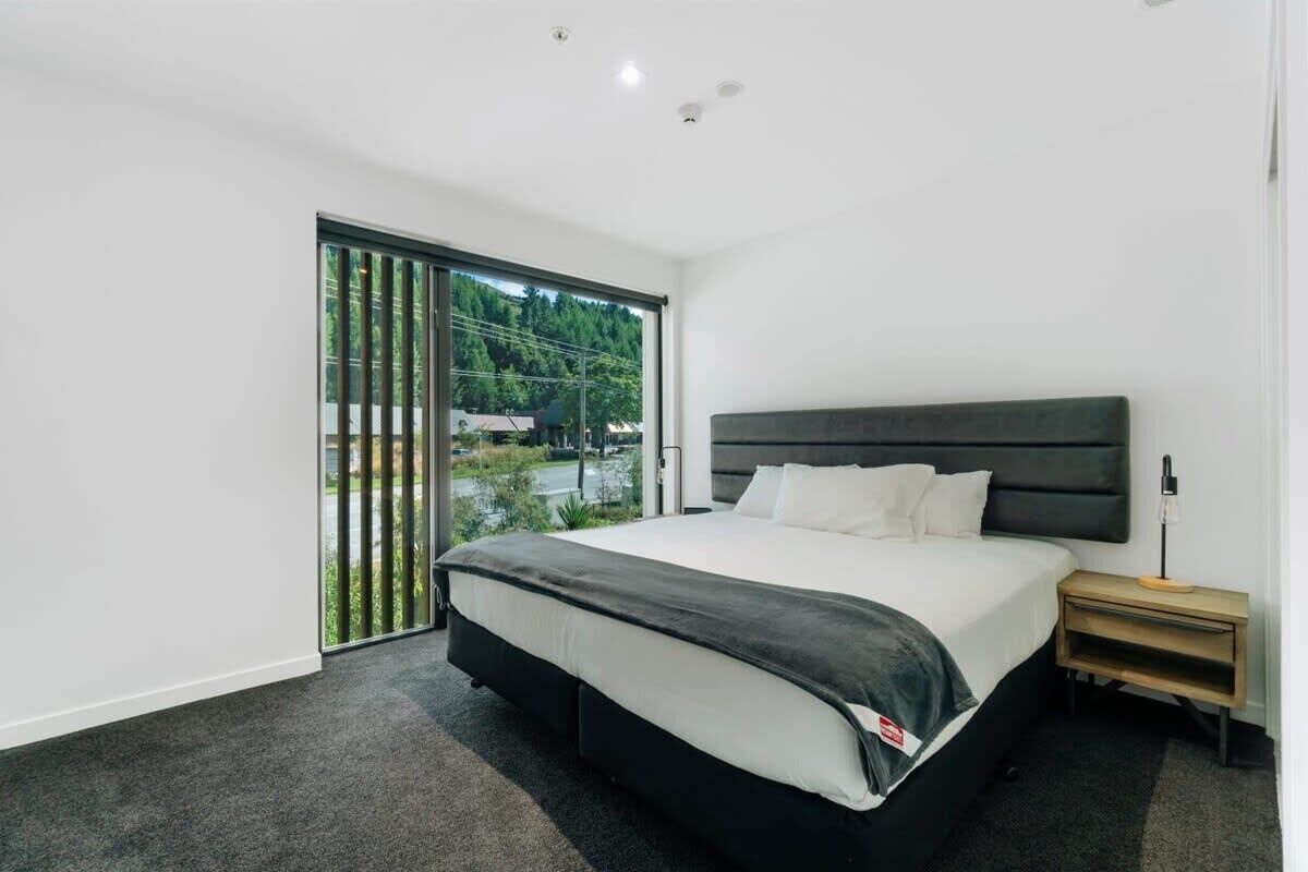 2 bedrooms, desk, iron/ironing board, WiFi