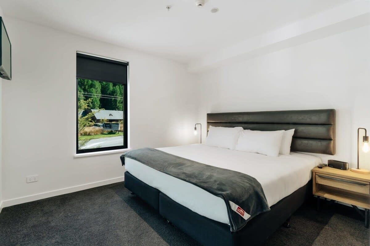2 bedrooms, desk, iron/ironing board, WiFi