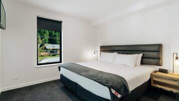 2 bedrooms, desk, iron/ironing board, WiFi