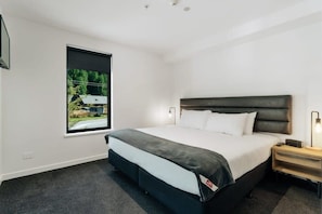 2 bedrooms, desk, iron/ironing board, WiFi
