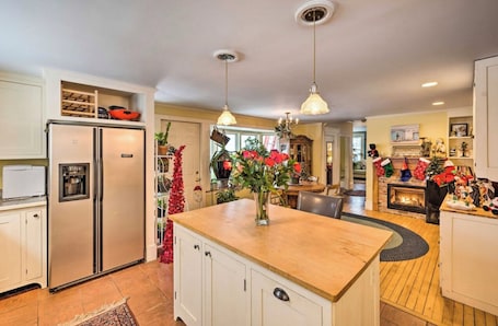 Dining. Winery Stay Experience: Sunday River Area Farmhouse Winery &
Wood-fired Grill