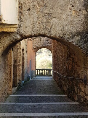 An arched stone staircase leading to a balcony with a railing. - Studio - Sleeps 2 - Pets - Parking - Wifi (Collepardo)