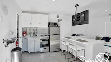 Refrigerador, microondas, horno, placa de cocina