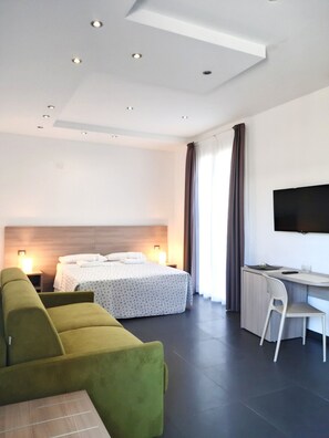 Quadrupla Comfort | Una scrivania, postazione laptop, tende oscuranti, insonorizzazione