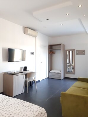 Chambre quadruple Confort | Bureau, espace de travail pour ordinateurs portables