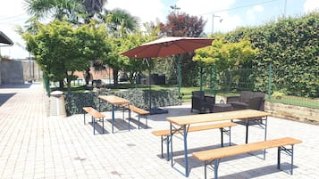 Una piscina al aire libre de temporada, sombrillas