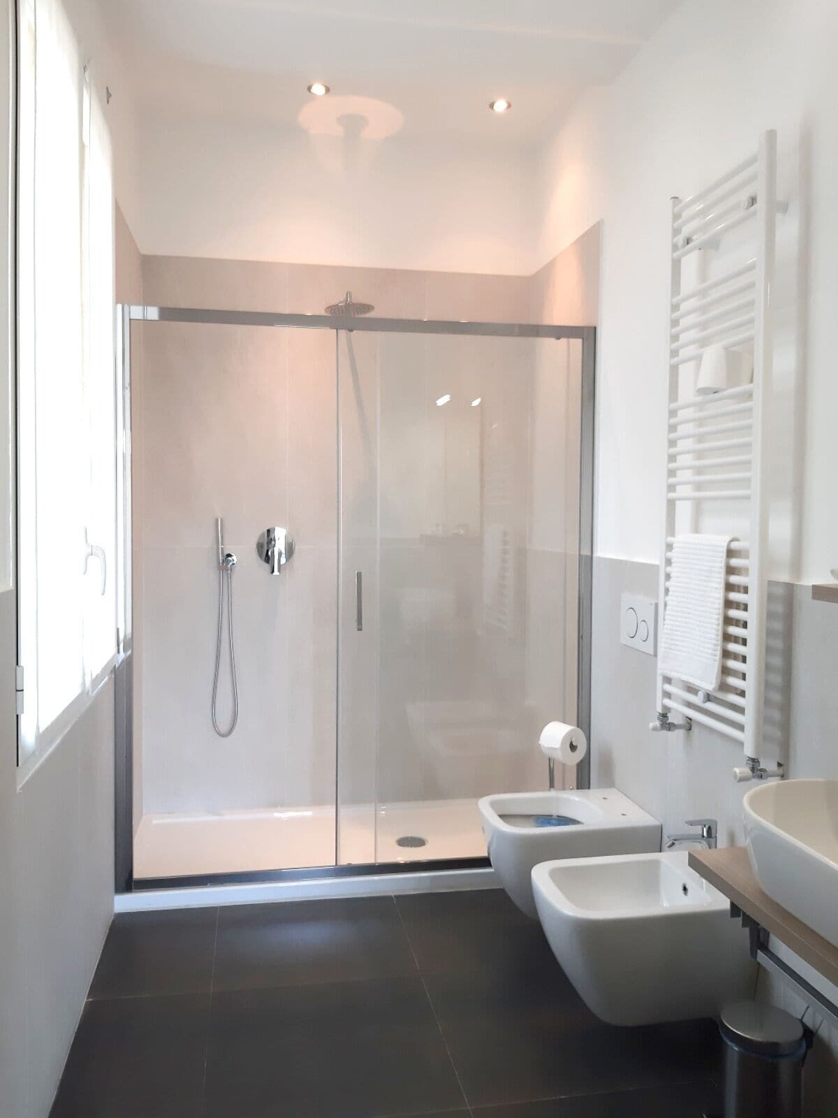 Comfort vierpersoonskamer | Badkamer | Een bad, gratis toiletartikelen, een haardroger, een bidet