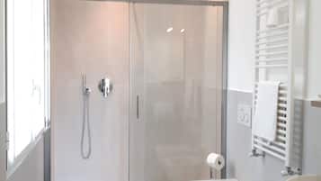 Comfort vierpersoonskamer | Badkamer | Een bad, gratis toiletartikelen, een haardroger, een bidet