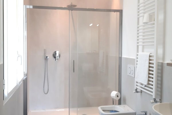 Quarto quádruplo conforto | Banheiro | Banheira, produtos de toalete grátis, secador de cabelo, bidê