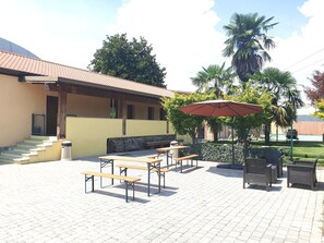 季節性室外游泳池，提供泳池遮陽傘和日光浴躺椅