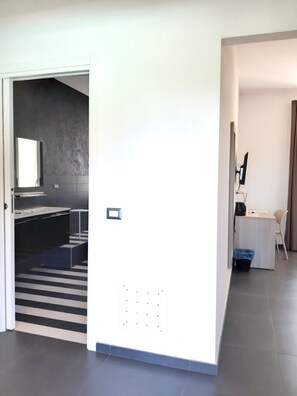 Deluxe Room | Desk, laptop workspace, blackout curtains, soundproofing - Ripamonti BnB (Milan)