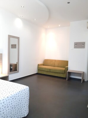 Firemannsrom – comfort | Skrivebord, skrivebord for bærbar PC, blendingsgardiner og lydisolert