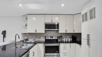 Réfrigérateur, micro-ondes, four, plaque de cuisson